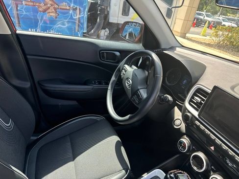 Used 2022 Hyundai Venue Limited FWD image 8