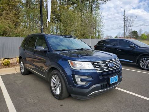 Used 2017 Ford Explorer XLT image 3