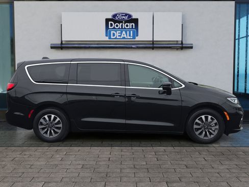 Used 2023 Chrysler Pacifica Touring-L FWD image 2
