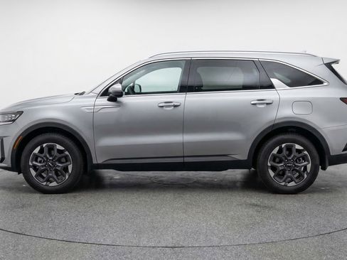 Used 2024 Kia Sorento S FWD image 5