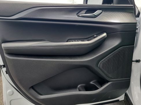 New 2025 Jeep Grand Cherokee L Altitude image 13