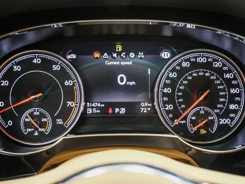 Used 2018 Bentley Bentayga AWD/4WD image 28