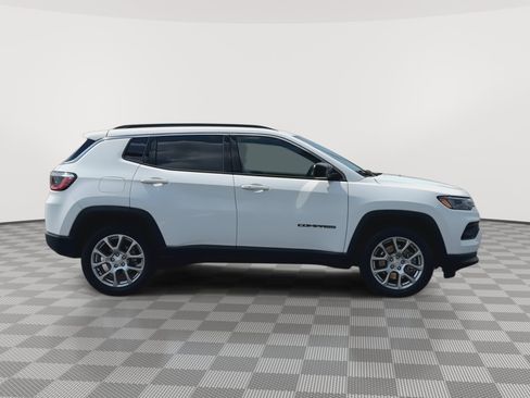 Used 2023 Jeep Compass Latitude AWD/4WD image 9