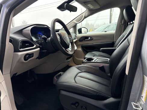 Used 2024 Chrysler Pacifica Touring-L image 8