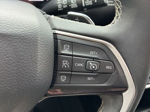 Used 2023 Jeep Grand Cherokee Laredo AWD/4WD image 22