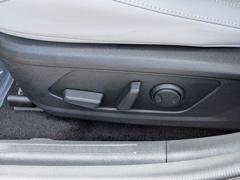 Used 2023 Hyundai Elantra Limited w/ Preferred Accessory Package FWD image 20