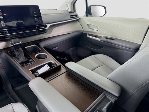 Used 2021 Toyota Sienna XLE w/ XLE Plus Package image 24