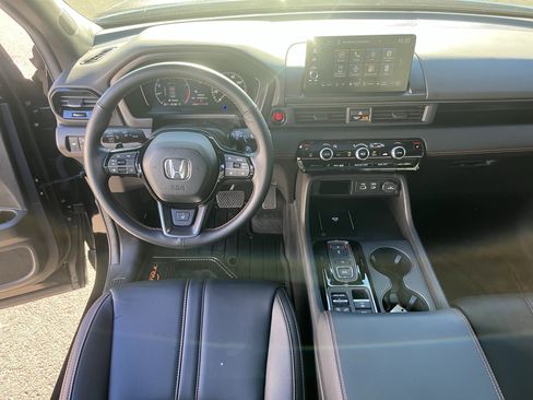 Used 2025 Honda Pilot TrailSport image 12