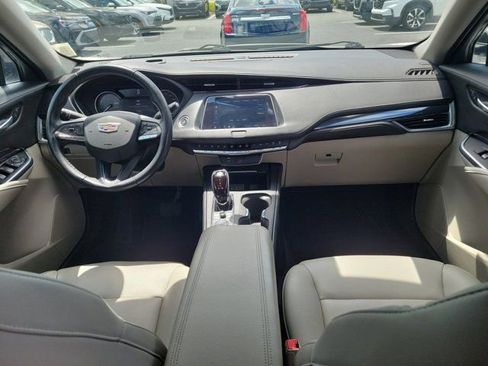 Used 2023 Cadillac XT4 Luxury FWD image 2