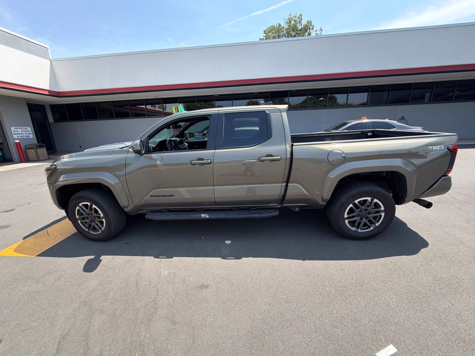 Used 2025 Toyota Tacoma TRD Sport AWD/4WD image 16
