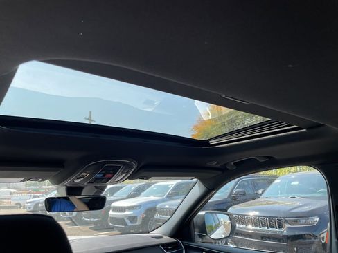 New 2025 Jeep Grand Cherokee Laredo X w/ Luxury Tech Group I image 37