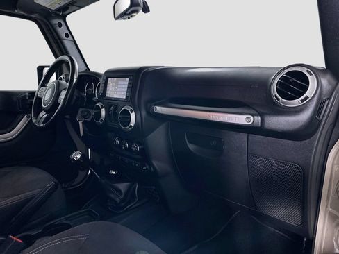 Used 2017 Jeep Wrangler Unlimited Rubicon w/ Connectivity Group AWD/4WD image 28
