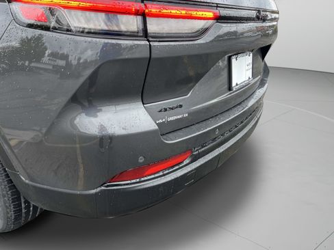 Used 2023 Jeep Grand Cherokee Altitude image 10