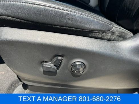 Used 2018 Chrysler Pacifica Touring-L FWD image 19