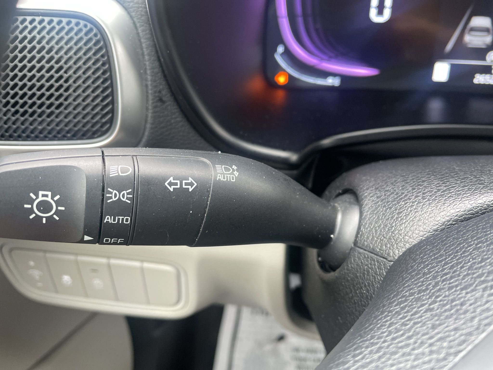Used 2025 Kia Soul LX w/ LX Technology Package FWD image 18