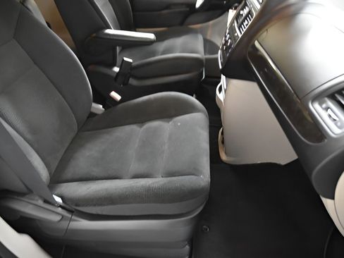 Used 2019 Dodge Grand Caravan SE w/ UConnect Hands-Free Group image 34