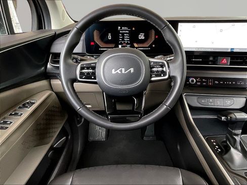 Used 2025 Kia Carnival FWD image 8