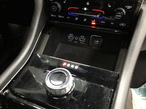 Used 2023 Jeep Grand Cherokee L Laredo image 24