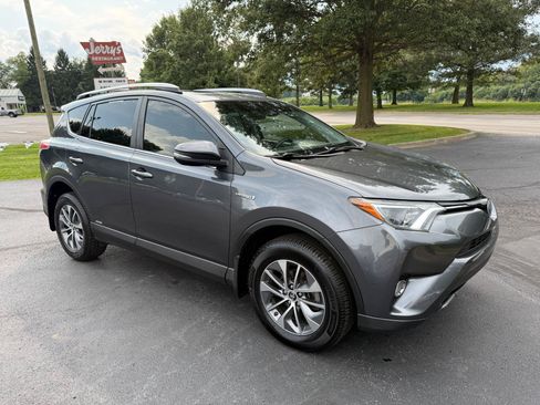 Used 2018 Toyota RAV4 XLE AWD/4WD image 12