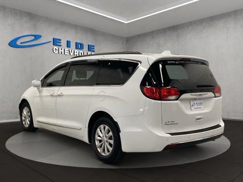 Used 2017 Chrysler Pacifica Touring-L FWD image 12