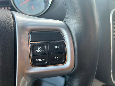 Used 2013 Chrysler Town & Country Touring-L w/ Driver Convenience Group image 19