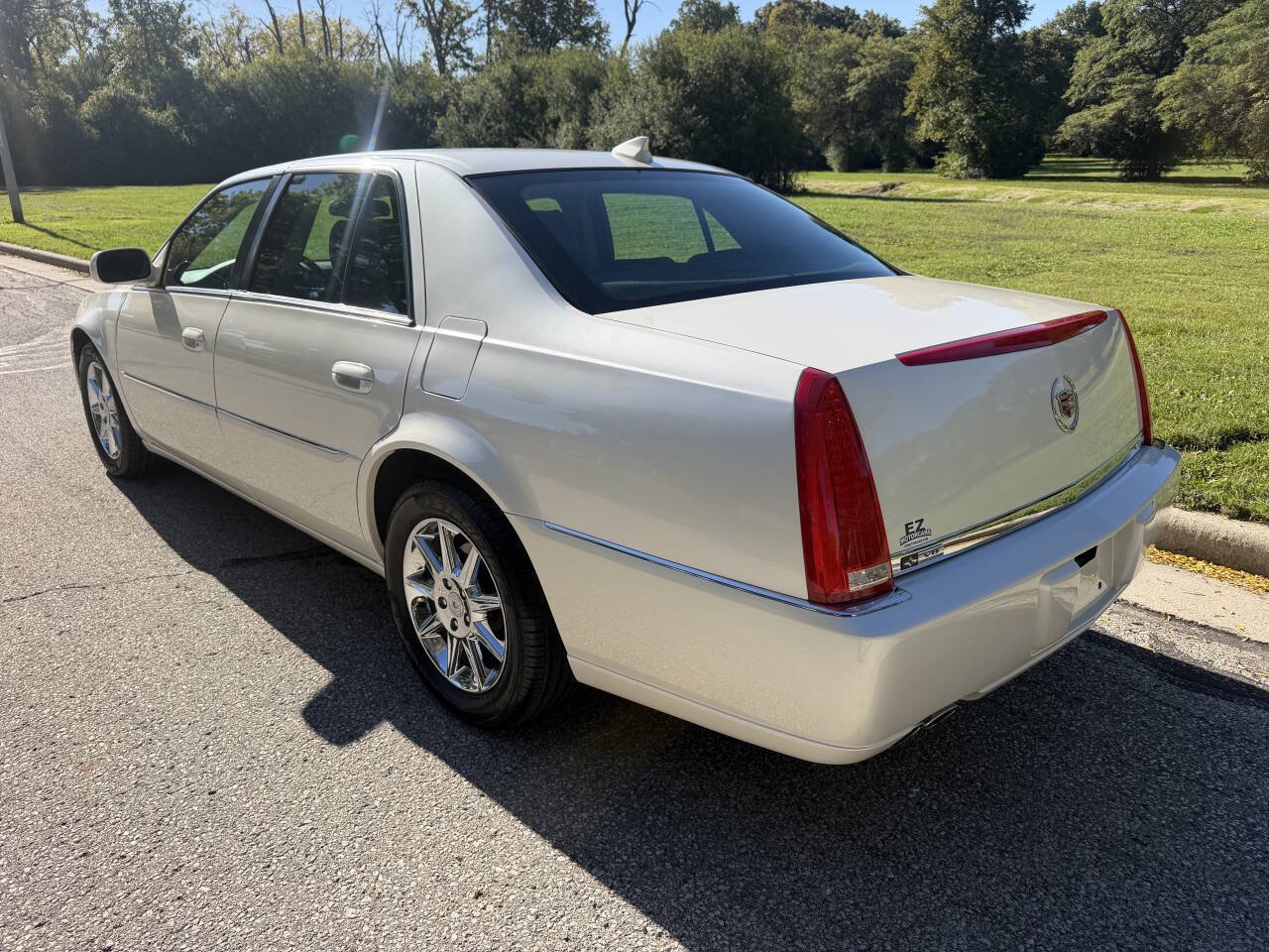 Used 2011 Cadillac DTS FWD image 3