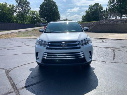 Used 2018 Toyota Highlander Limited FWD image 2