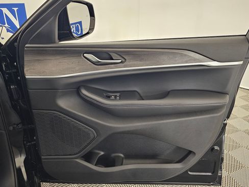 New 2025 Jeep Grand Cherokee Limited w/ Luxury Tech Group II image 42