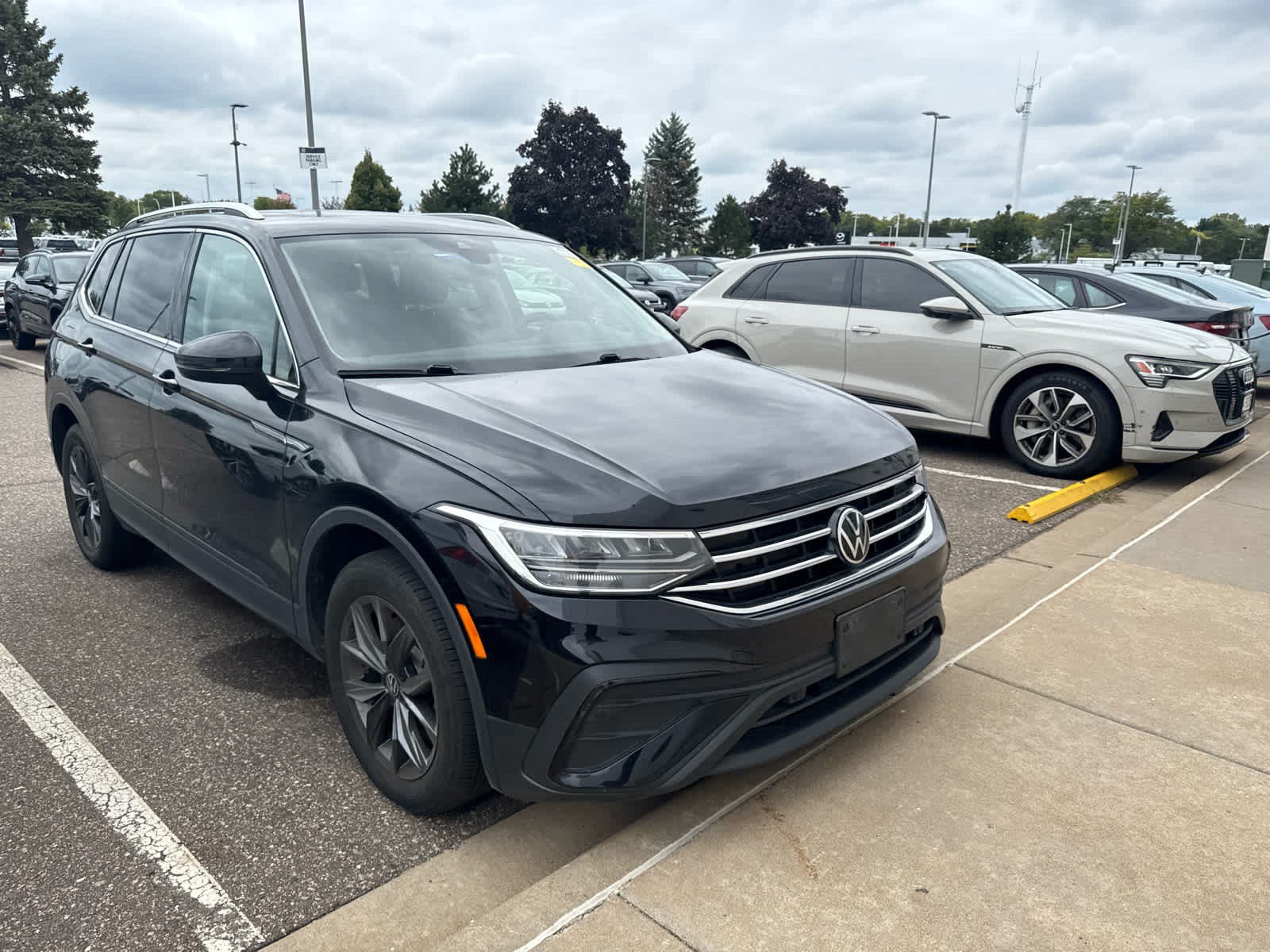 Certified 2023 Volkswagen Tiguan SE w/ Panoramic Sunroof Package FWD image 2