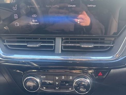 Certified 2025 Chevrolet Trax RS w/ Sunroof Package image 8