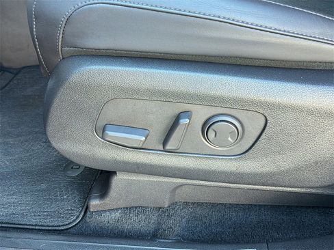 Used 2024 Kia Carnival EX image 14