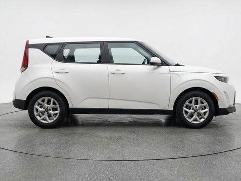 Used 2025 Kia Soul LX w/ LX Technology Package image 11