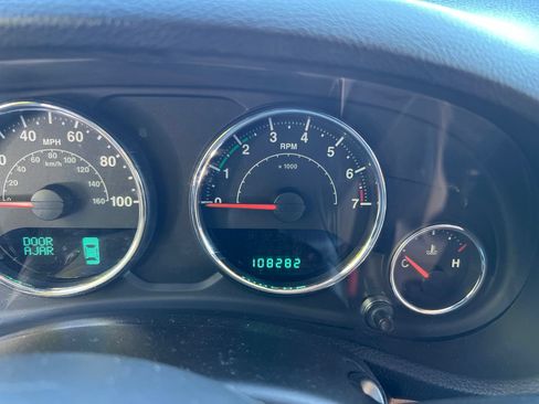 Used 2014 Jeep Wrangler Unlimited Sahara w/ Max Tow Package AWD/4WD image 7
