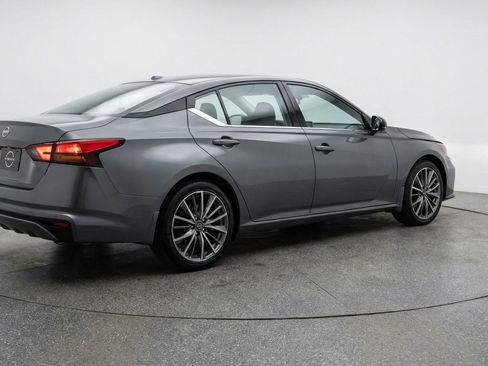 Used 2025 Nissan Altima 2.5 SV image 9