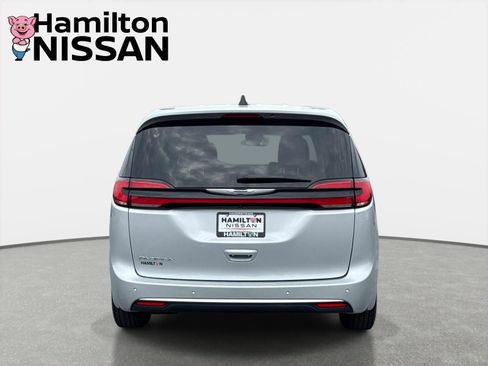 Used 2024 Chrysler Pacifica Touring-L FWD image 3
