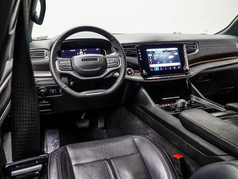 Used 2024 Jeep Wagoneer L Series II w/ Flexible Seating Group AWD/4WD image 5