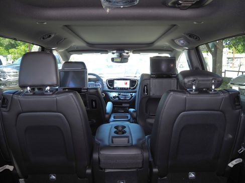 New 2025 Chrysler Pacifica Select w/ Uconnect Theater Family Group image 11