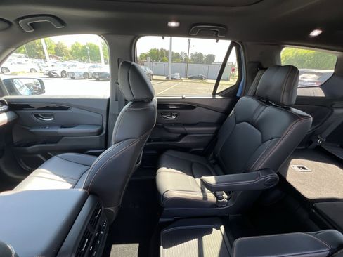 Used 2025 Honda Pilot TrailSport image 3