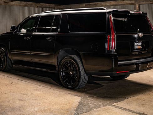 Used 2020 Cadillac Escalade ESV Premium Luxury image 6