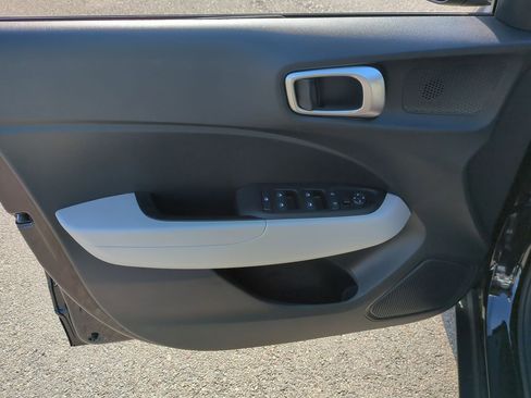 Used 2025 Hyundai Venue SEL image 22