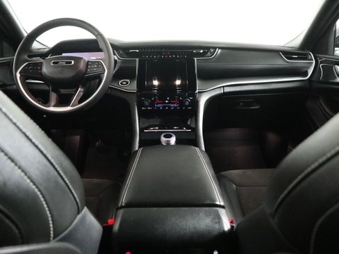 Used 2023 Jeep Grand Cherokee L Laredo image 14