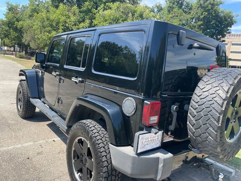 Used 2012 Jeep Wrangler Unlimited Sahara image 16