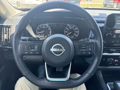 Used 2025 Nissan Pathfinder SL AWD/4WD image 18