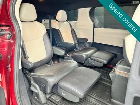 Used 2025 Toyota Sienna Platinum AWD/4WD image 20