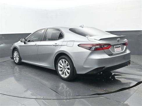 Used 2021 Toyota Camry LE image 3