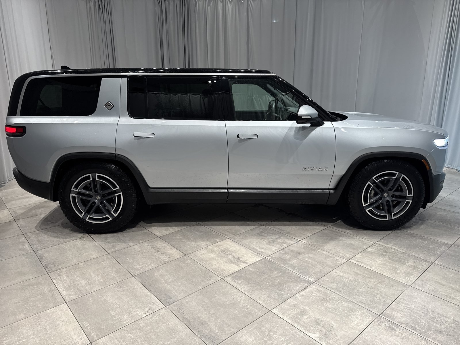 Used 2025 Rivian R1S Adventure Dual AWD/4WD image 4
