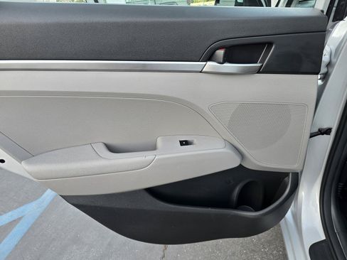 Used 2019 Hyundai Elantra SE FWD image 23