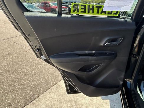 Used 2018 Chevrolet Trax LT w/ Sun & Sound Package AWD/4WD image 13