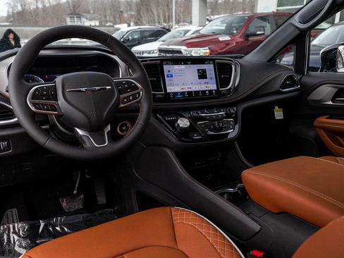 New 2026 Chrysler Pacifica Pinnacle image 14