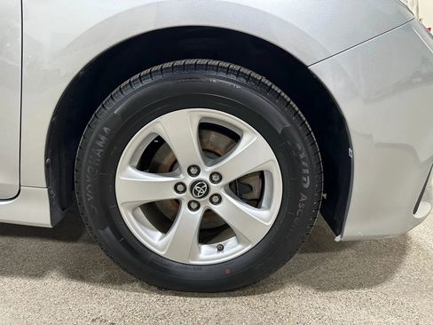 Used 2019 Toyota Sienna L w/ Carpet Mat Package image 59